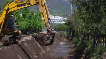  Retiran piedras y barro de quebrada en Las Condes ante pronóstico de lluvias  