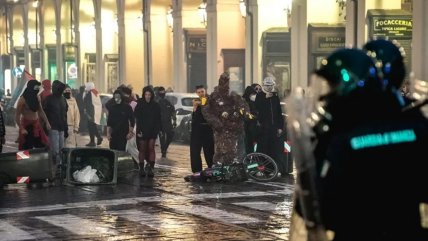   Milán vuelve a vivir una tarde de disturbios y choques entre grupos de jóvenes y policía 