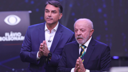  Lula y Flávio Bolsonaro chocaron por casos de corrupción en debate presidencial  